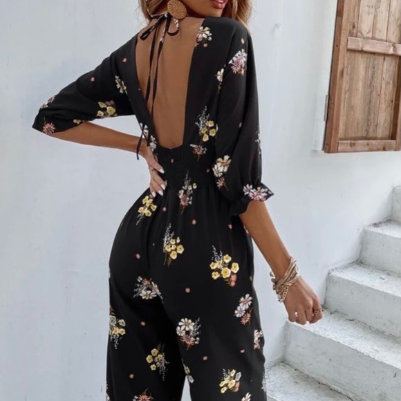 🆕LAST ONE!🛍 Open Back Floral Jumpsuit in Black - Picture 3 of 5